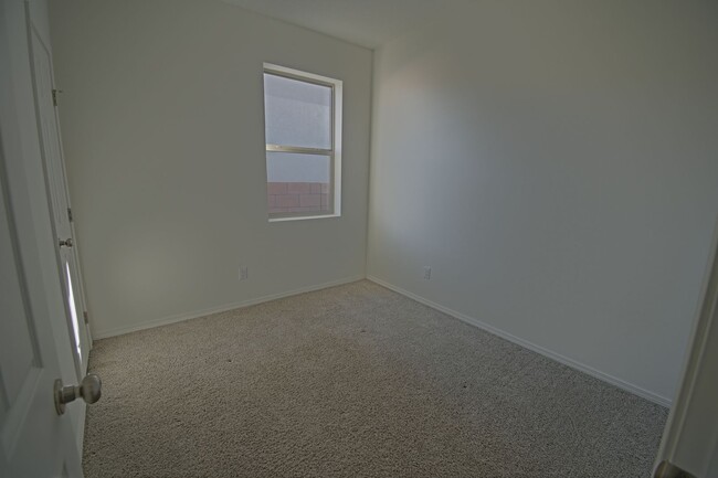 Building Photo - Newer Three Bedroom, Two Bath, Two Car Gar...
