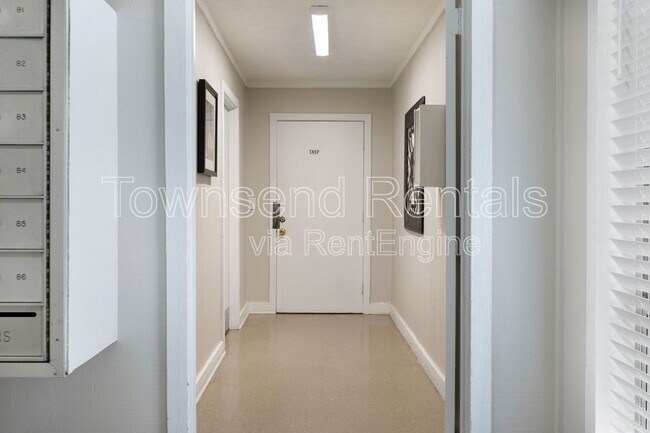 Building Photo - 5850 Century Oaks Dr