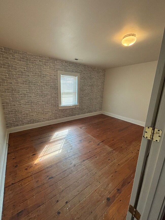 Building Photo - Charming 2-Bedroom Duplex for Rent