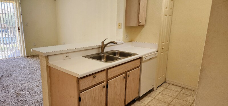 Building Photo - 5451 Vineland Rd