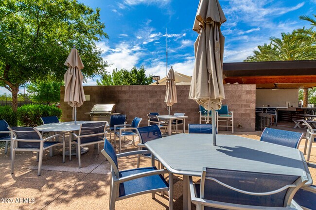 Building Photo - 5747 S Labelle