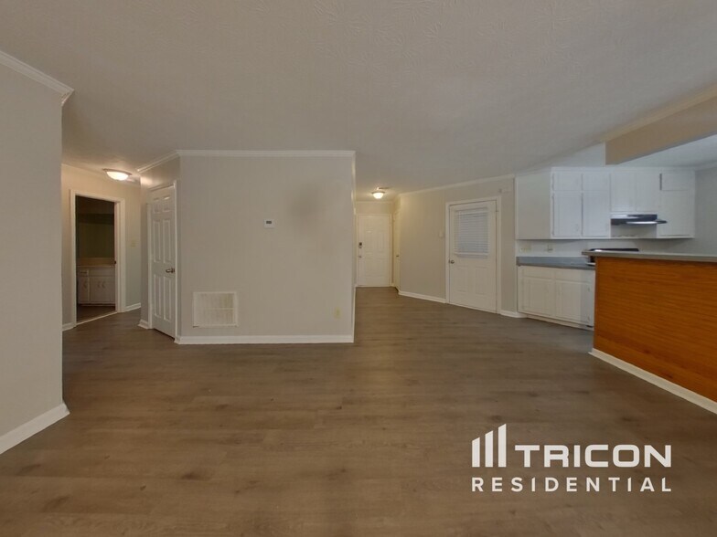 Building Photo - 446 Valley Woods Cir SE