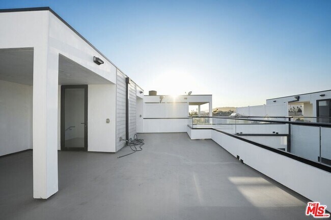 Building Photo - 735 N Gramercy Pl
