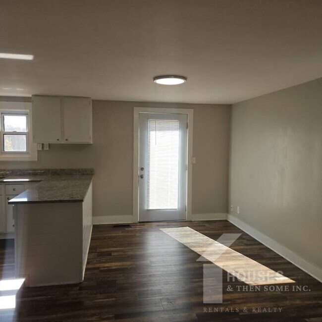 Building Photo - 250 Kirkland Ave