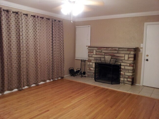 Building Photo - 917 N Center