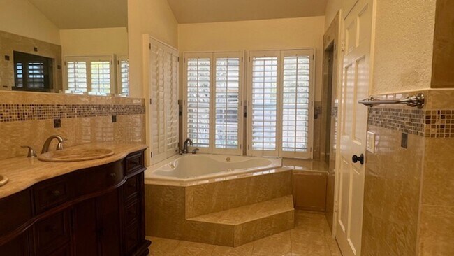 Building Photo - Elegant House in Playa Del ray