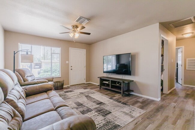 Building Photo - Cozy 2 Bed 2 Bath Home - Fully Furnished