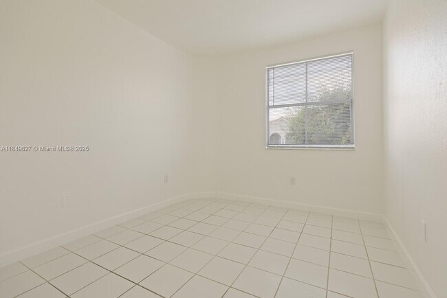 Building Photo - 1663 SE 27th Dr