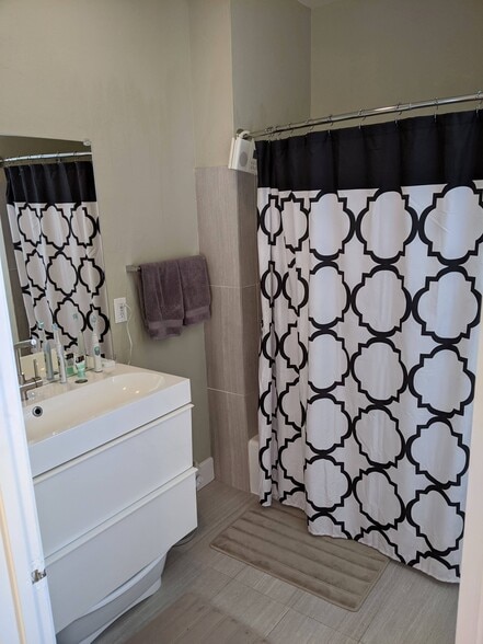 Building Photo - 1566 Newcomb Ave