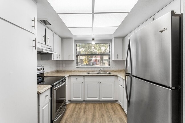 Building Photo - 2bedroom 1.5 Bath Town home ** January Ren...