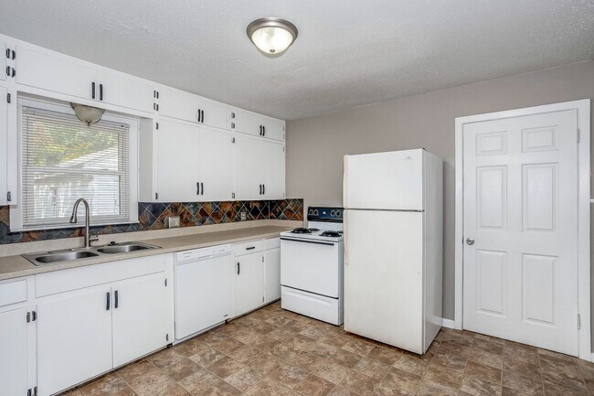 Building Photo - 2 bedroom 1 bath home