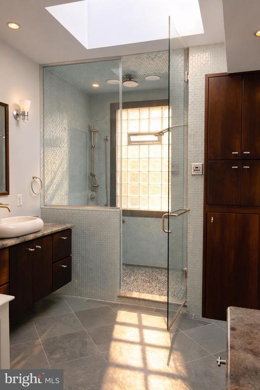 Building Photo - 2127 Leroy Pl NW