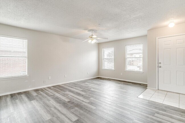 Building Photo - Ready for New Tenants- Large 3 bed, 2.5 bath in West Fort Worth- 76108