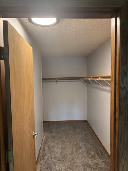 Building Photo - 11139 Edgewood Cir N