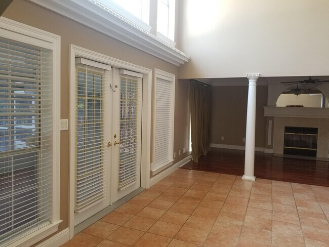 Building Photo - 521 Parish Blvd