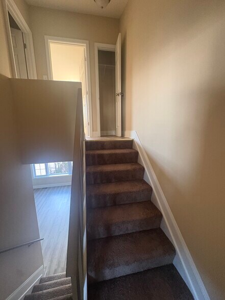 Building Photo - 302 Hendrickson Ln