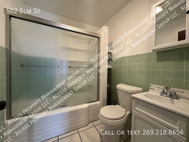 Building Photo - 502 Elm St
