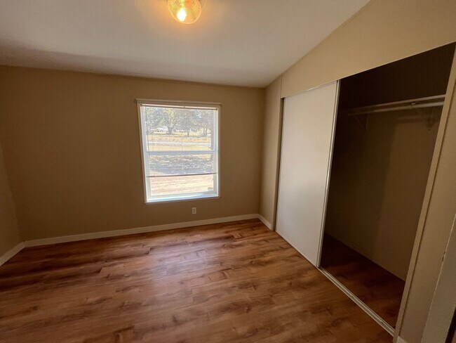 Building Photo - Country 3-bdr/2-bath with huge yard in Crooked River Ranch!