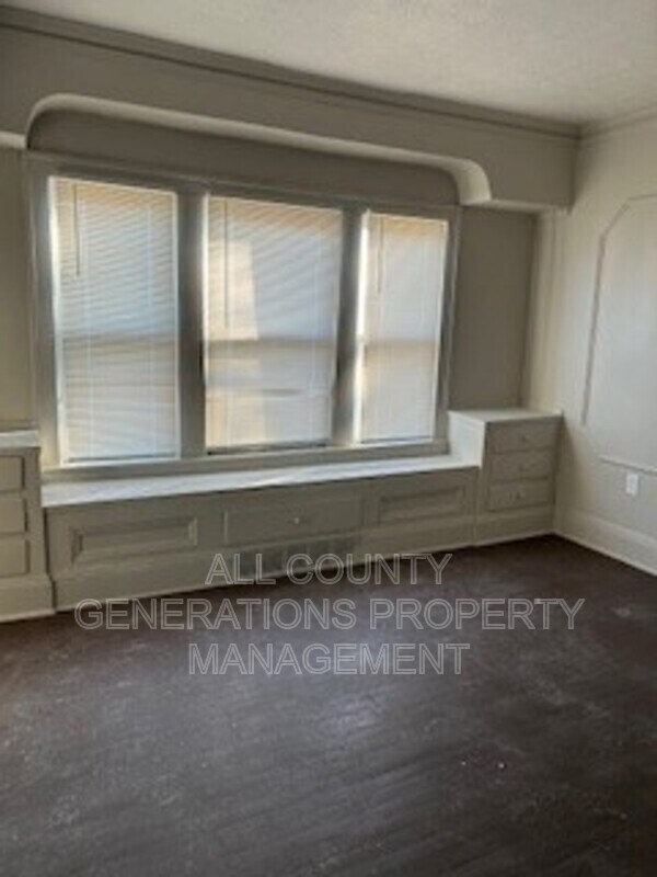 Building Photo - 3736 E 153rd St