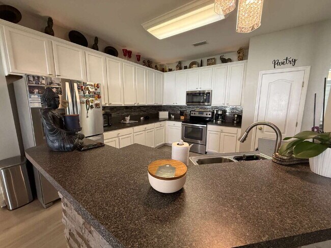 Building Photo - "Spacious 3-Bedroom Retreat with Bonus roo...
