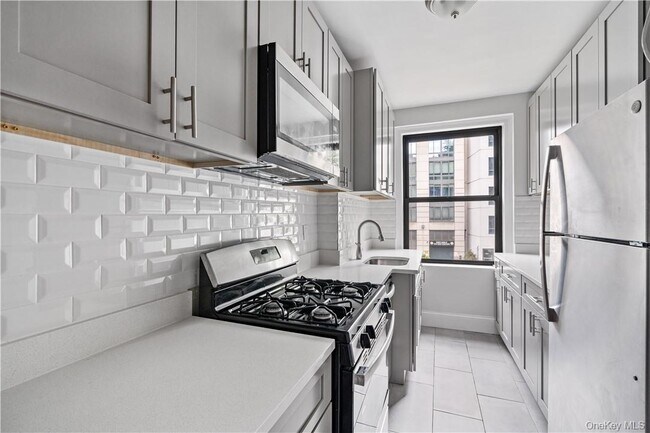 Building Photo - 250 Martine Ave