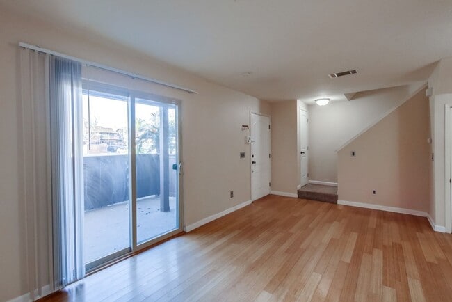 Building Photo - Beautiful 2 Story Townhouse with Prime Location!!