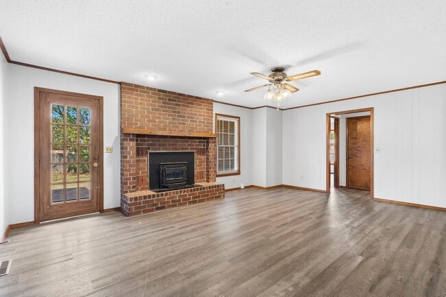 Building Photo - All-Brick Beauty on a Quiet Cul-de-Sac Near Kickapoo!