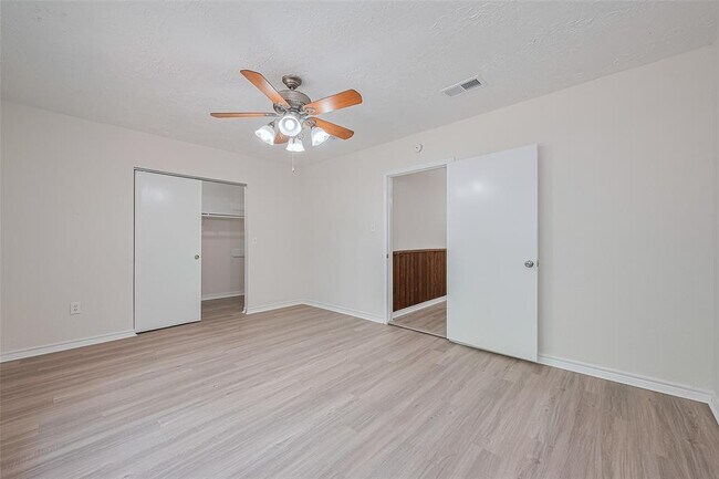 Building Photo - 5323 Forest Dr
