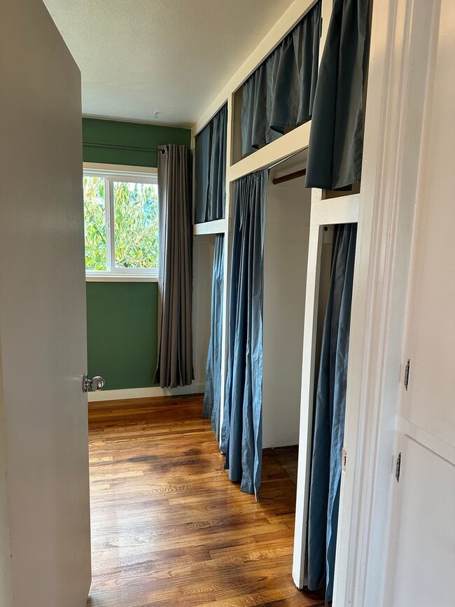 Building Photo - 2 Bedroom/ 1 Bath House in Eureka, Single car Garage with Washer & Dryer included!!