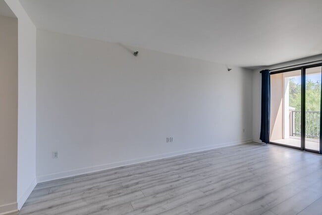 Building Photo - Stunning studio in Lake Las Vegas