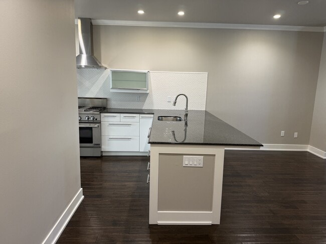 Building Photo - 515 G St
