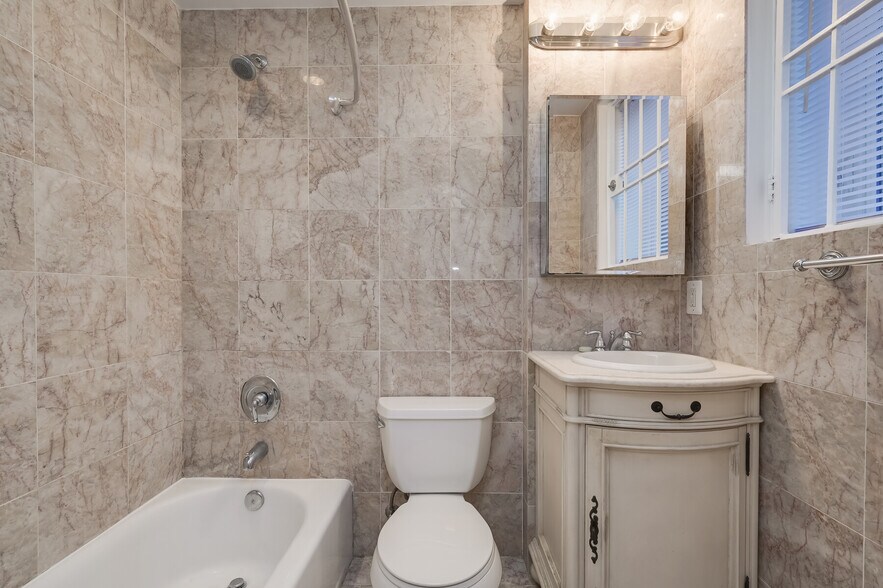 bath - 1873 3rd St NW