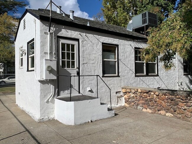 Building Photo - Adorable Three Bedroom, One-story Home in ...