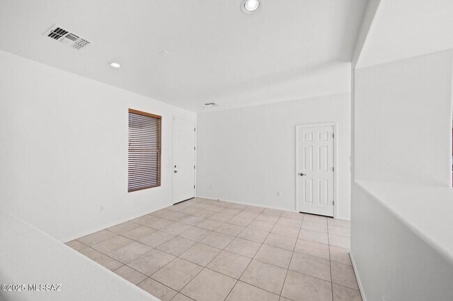 Building Photo - Lovely 4 bedroom, 2 bath home with 2 car garage