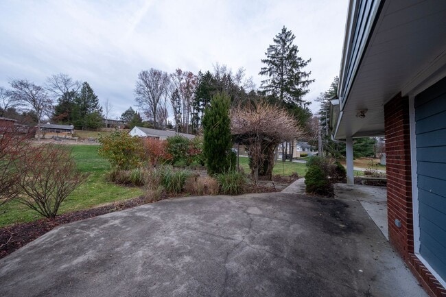 Building Photo - Beautiful 3 Bedroom Home in Franklin Regional School District