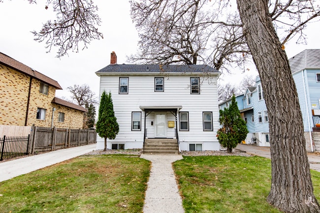 Building Photo - 344 6th Ave S