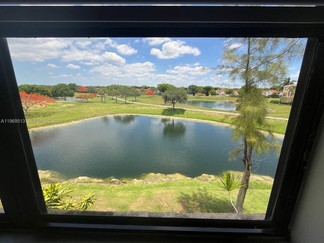 Building Photo - 271 W Park Dr