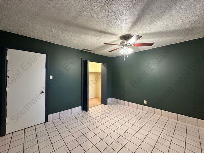 Building Photo - Spacious 3 bedroom, 2 bathroom home