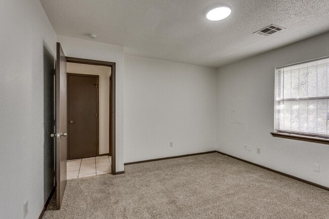 Building Photo - 2210 SW 30th St