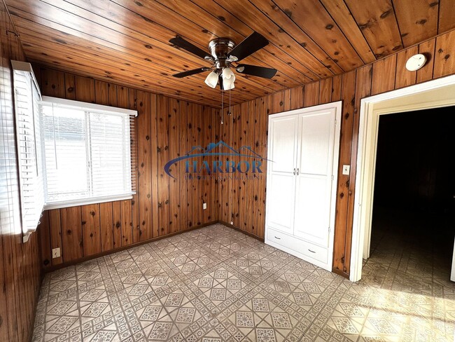 Building Photo - 2449 Seabright Ave