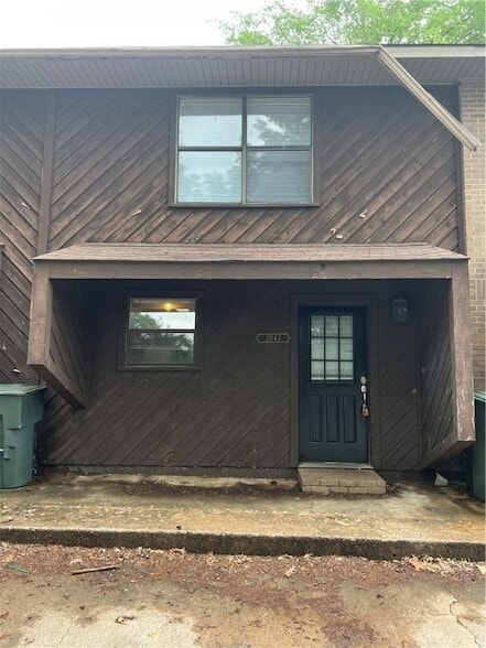 Primary Photo - 2043 E Oaks Dr