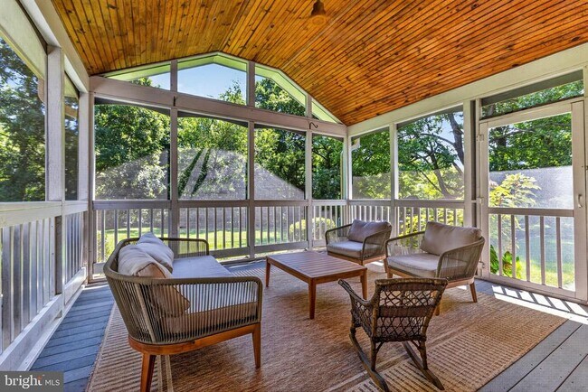 Building Photo - 723 Forest Ridge Dr