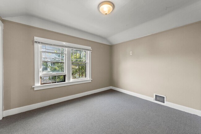 Building Photo - Private Room in Spacious 7-Bedroom, 3-Bath...