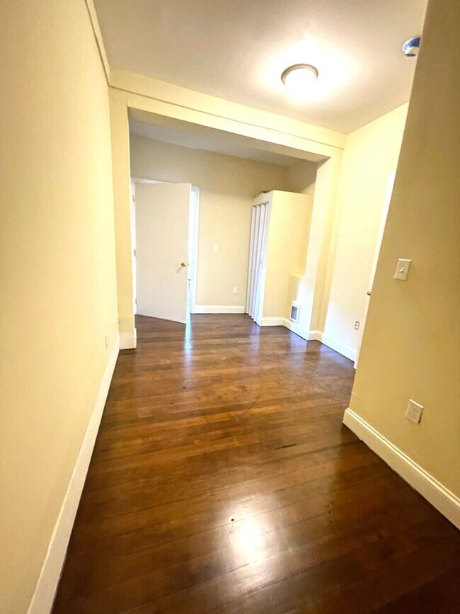 Building Photo - 1015 W Main St