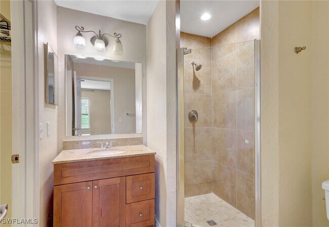 Building Photo - 714 111th Ave N