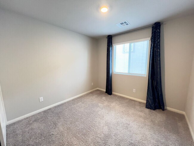 Building Photo - 4 bedroom, 2.5 bathroom home located in North West, Las Vegas