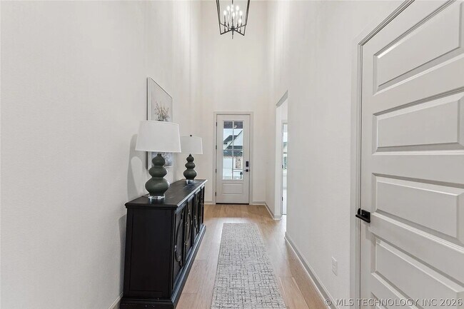 Building Photo - 5 Bed | 5 Bath House