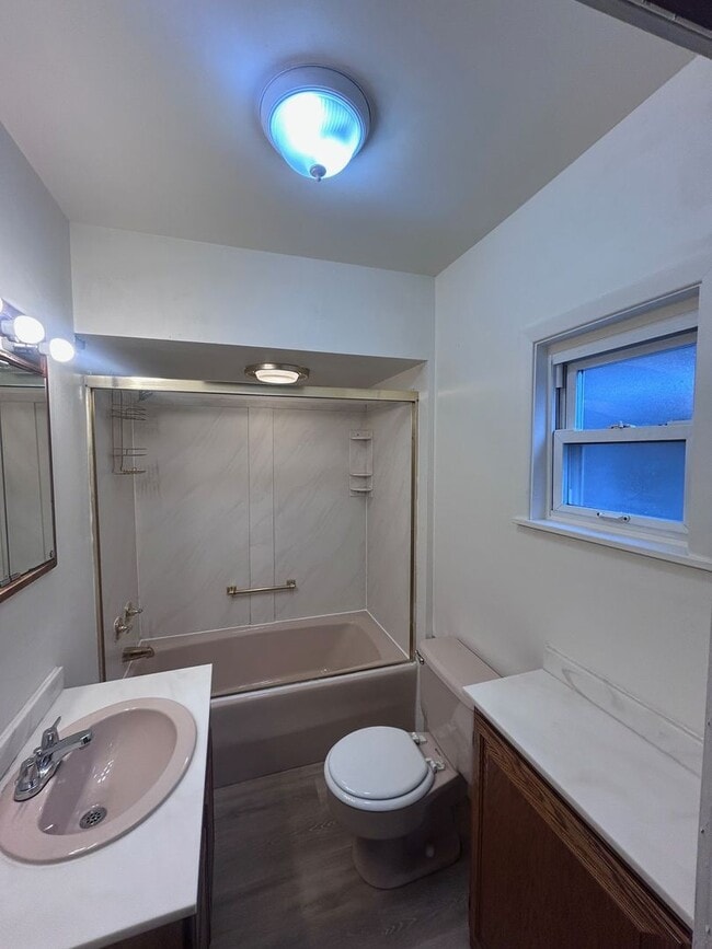 Building Photo - Spacious 2 bedroom 1 bathroom single family home (Marshall-Shadeland)