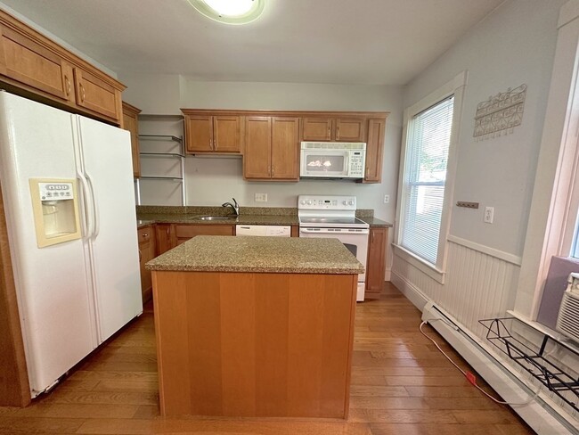 Building Photo - 24 Rossmore St