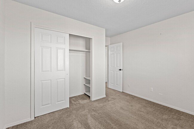 Building Photo - 2900 Vista Del Rey NE
